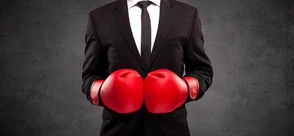 Un hombre de negocios de boxeo bien vestido — Foto de Stock