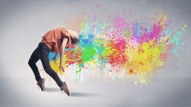 Renkli genç bir sokak dansçısı.