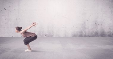 Boş geçmişi olan güzel bir şehir dansçısı.