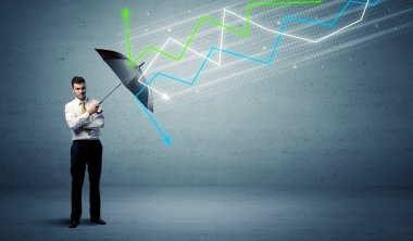 Şemsiye ve borsa okları kavramına sahip iş adamı