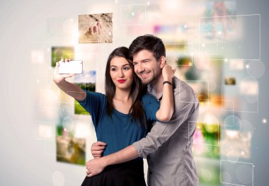 Mutlu genç çift selfie çekiyor.