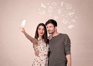 Düşünceleriyle selfie çeken çift.