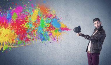 Kamera ve boya sıçratan hippi adam.