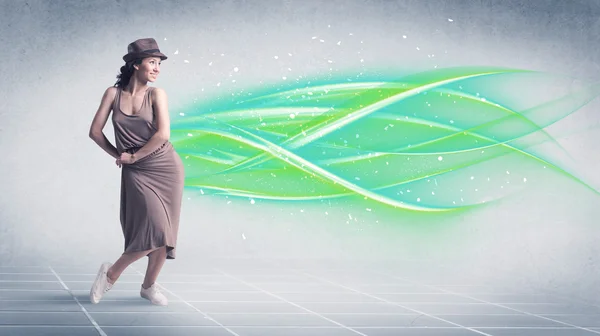 Танцовщица хип-хопа позирует с зелеными линиями — стоковое фото