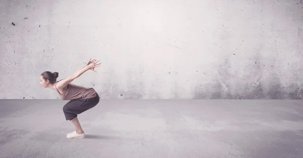 Pretty urban dancer with empty background — Stock Photo, Image