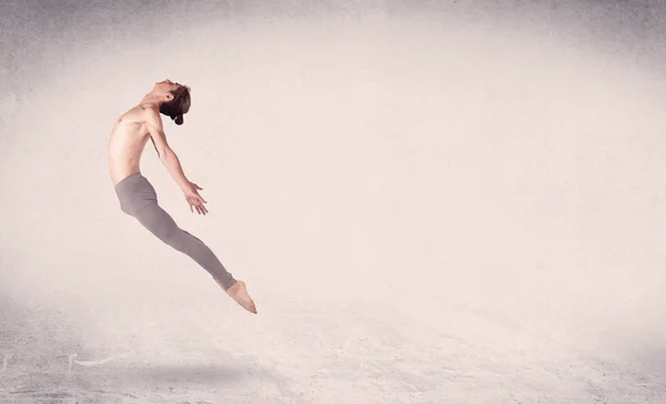 Ballerino di balletto moderno che esegue un salto d'arte con sfondo vuoto — Foto Stock
