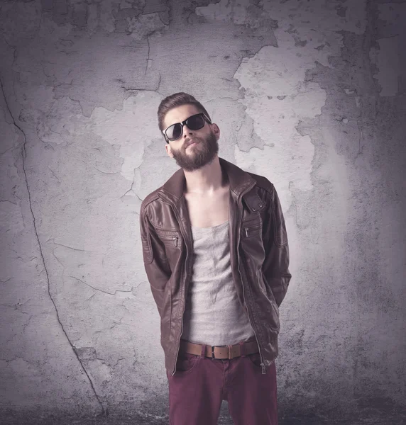Snygg hipster i modekläder — Stockfoto