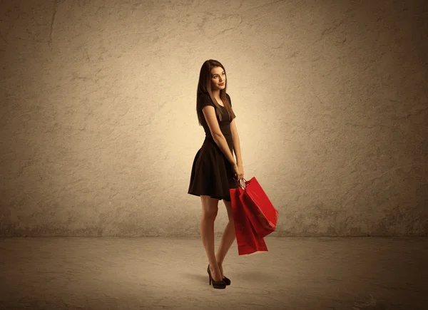 Shopping meisje met tassen en duidelijke achtergrond — Stockfoto