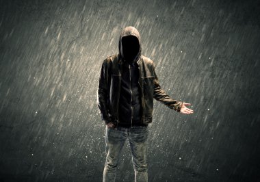 Kapüşonlu hayalet yüzlü adam