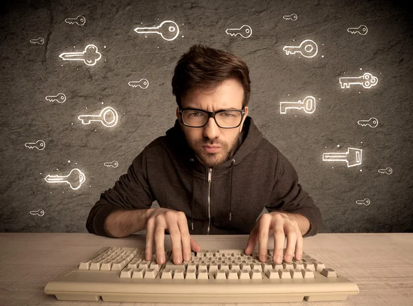 Hacker nerd man met getekende wachtwoord sleutels — Stockfoto