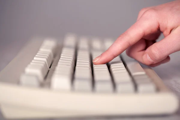 Primo piano di mano premendo i pulsanti della tastiera — Foto Stock