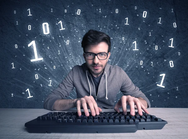 Online indringer geek kerel hacken codes — Stockfoto
