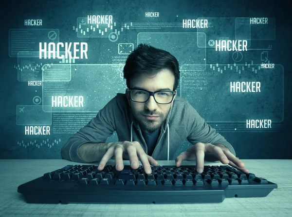 Hacker met toetsenbord en bril — Stockfoto