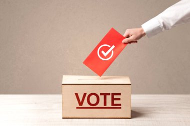 Erkek el oy oy sandığı koyarak kapatın