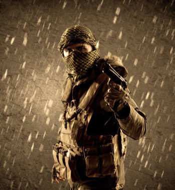 Tehlikeli ağır silahlı terörist asker grungy ra maske ile