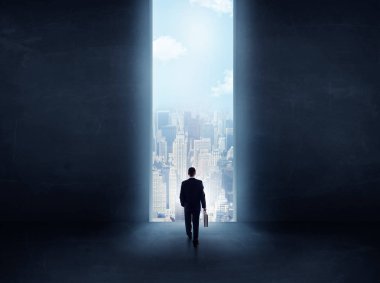 işadamı büyük kapısı önünde