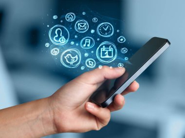 El smartphone telefon app seçenekleri ile tutarak