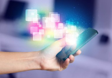 Soyut parlayan kareler ile akıllı telefon tutan el