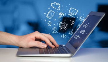 Dizüstü bilgisayarla iletişim medya simgeler yazma el