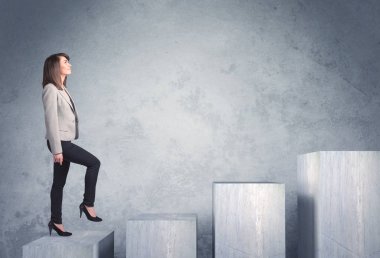 Bir merdiven çıkıyorum