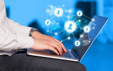 El dizüstü bilgisayar ve Sosyal Medya Icons yakın çekim