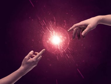 Dokunan eller uzayda ışıldar