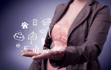 Avuçlarında çizim simgeleri olan bir ofis çalışanı