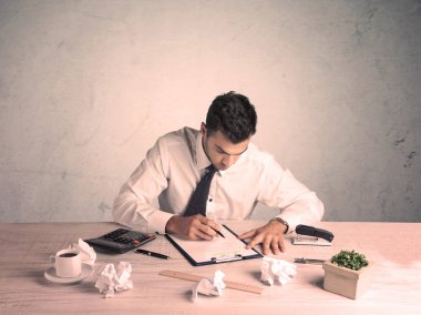 Ofis masasında çalışan bir iş adamı.