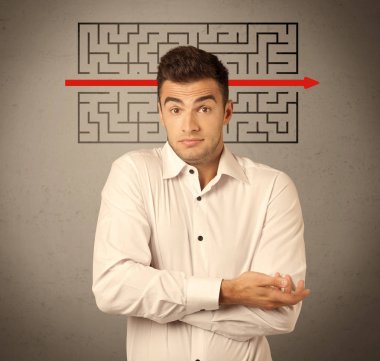 Yakışıklı iş adamı çözme labirent