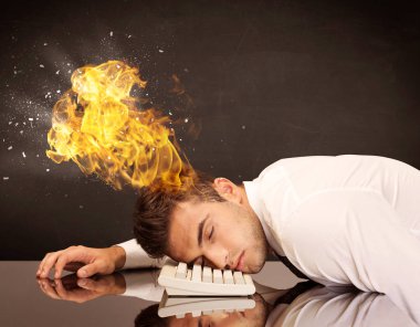 Stresli iş adamının kafası yanıyor.