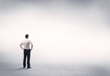 Boş beyaz arkaplanı olan satıcı