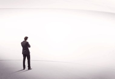 Çantası yerinde duran bir iş adamı.