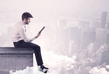 Satış elemanı şehrin sınırında oturuyor.