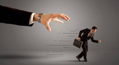 İş adamı büyük bir elden kaçıyor.