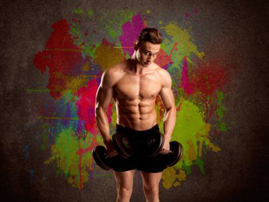 Renkli duvarı ve kilosu olan güçlü bir adam.