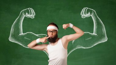 Sıska genç adam çalışıyor.