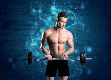 Çekici güçlü fitness adamı ağırlık kaldırıyor.