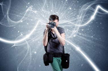 Dinamik çizgileri olan profesyonel fotoğrafçı.