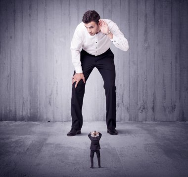 Büyük patron küçük iş adamına lokma atıyor.