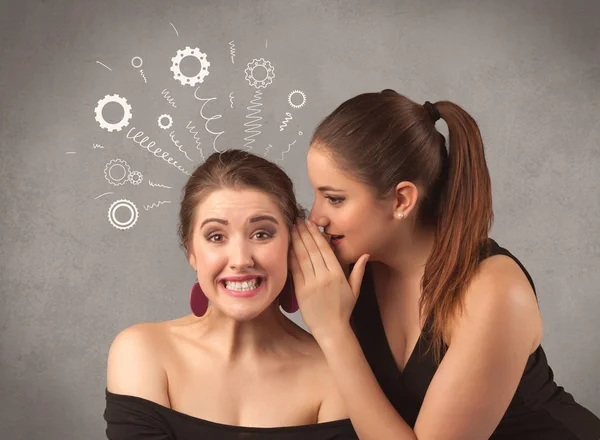 Menina dizendo coisas secretas para sua namorada — Fotografia de Stock