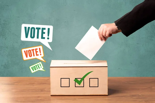 मतदान बॉक्समध्ये मतदान स्लिप ठेवणे — स्टॉक फोटो, इमेज