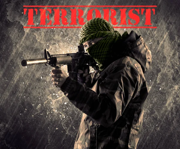 Gefährlicher maskierter und bewaffneter Mann mit Terrorzeichen auf grungy bac — Stockfoto
