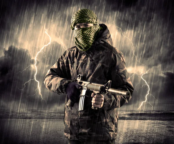 Peligroso terrorista armado con máscara y arma en una tormenta eléctrica wi — Foto de Stock