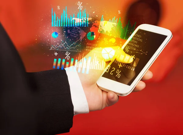 Håndholdte smarttelefoner med forretningsdiagrammer – stockfoto