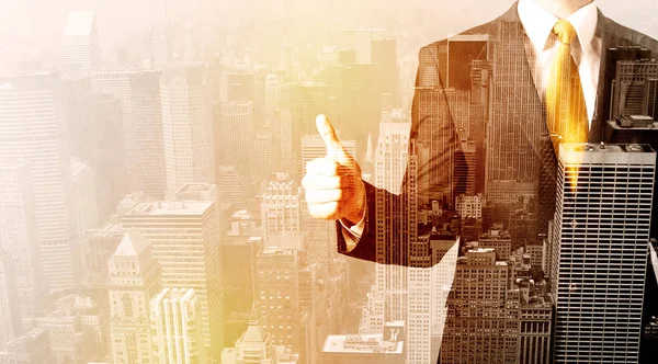 Şehrin arka planına bakan bir iş adamı