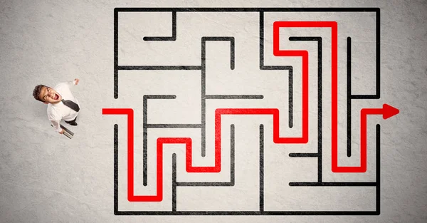Lost businessman found the way in maze with red arrow — Stock Photo, Image