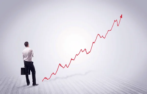 Stående affärsman med röd graf pil — Stockfoto