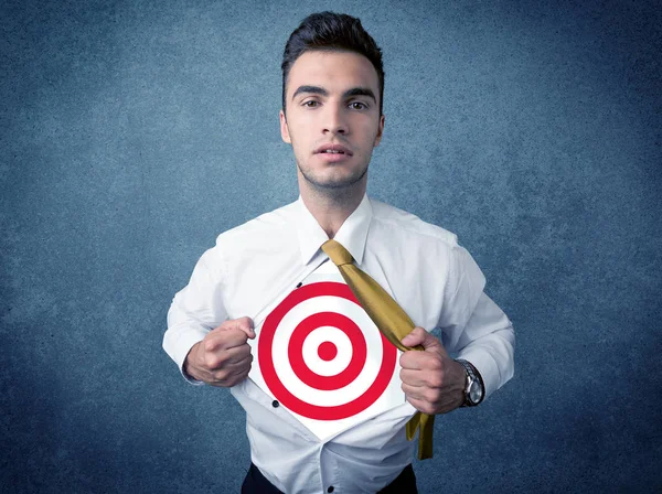 İş adamı göğsünde hedef işareti olan gömleğini yırtıyor.