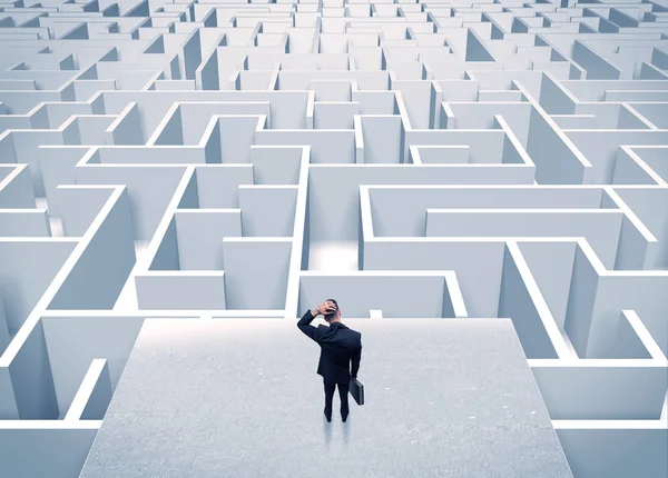 Uomo d'affari che fissa labirinto infinito — Foto Stock