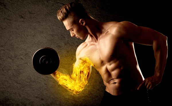 М'язовий культурист піднімає вагу з концепцією спалаху біцепсів — стокове фото
